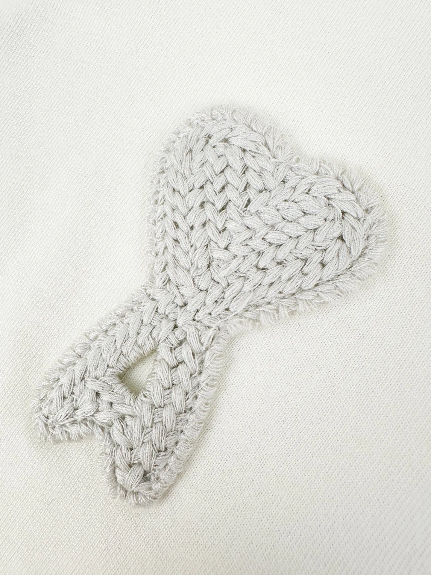 Crochet spliced short sleeves. Customized combed soft cotton. Delicate and soft. Comfortable and close to the skin. Almond white background is gentle and healing. Soft light and gentleness. Navy Blue raglan sleeves with contrasting splicing. Calm and elegant, outlining the Retro accent. The crocheted love logo on the chest blooms quietly. Delicate texture interweaves with luxurious touch. Ami letter embroidered hidden back collar. Seiko stitching. Hidden and high-end. French romance and Retro style condensed in a small space. Process 1: Adopt imported machine embroidery process, use advanced computer control system and precision mechanical components to realize Ami letter embroidery operation with high precision and smooth and delicate lines. Process 2: The fabrics have been fermented and washed, with better hand texture. Not easy to deform, not easy to shrink, not easy to fade, and maintain long-term beauty. Accessories: Customized 1:1 Ami trademark. Version: Loose version. Size: S M L XL. Style number: BB 823.